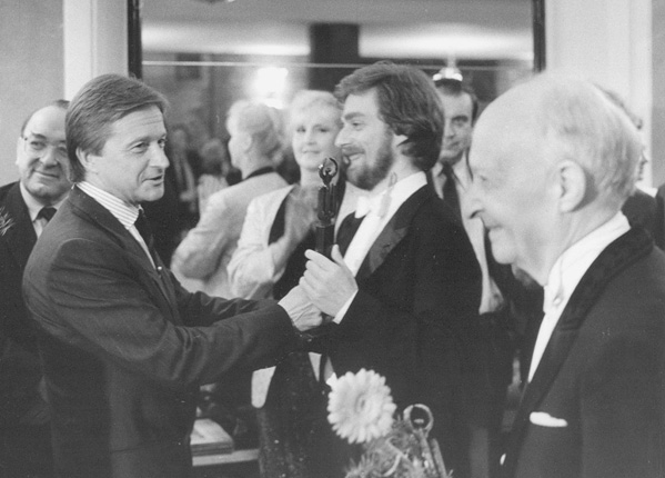 Jan Weber i Tadeusz Strugała wręczają Krystianowi Zimermanowi i Witoldowi Lutosławskiemu nagrodę krytyków - Orfeusza 1988, fot. Andrzej Glanda