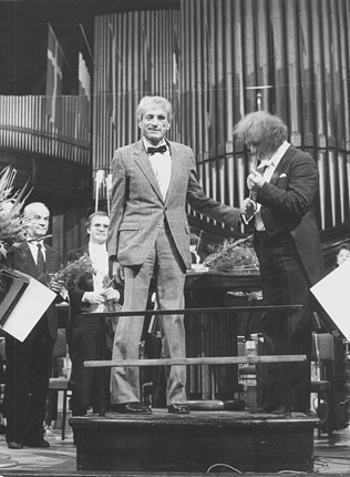 Iannis Xenakis i Jerzy Maksymiuk z BBC Scottish SO po wykonaniu Shaar Xenakisa 27 września 1985, fot. Andrzej Glanda