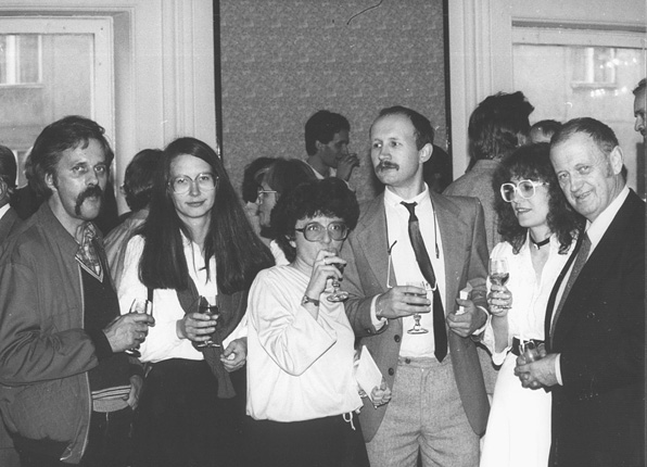 Edward Kulka, Martina Homma, Jolanta Bilińska, Rafał Augustyn, Danuta Gwizdalanka, Augustyn Bloch podczas otwarcia festiwalu 19 września 1986 we foyer Filharmonii Narodowej, fot. Andrzej Glanda