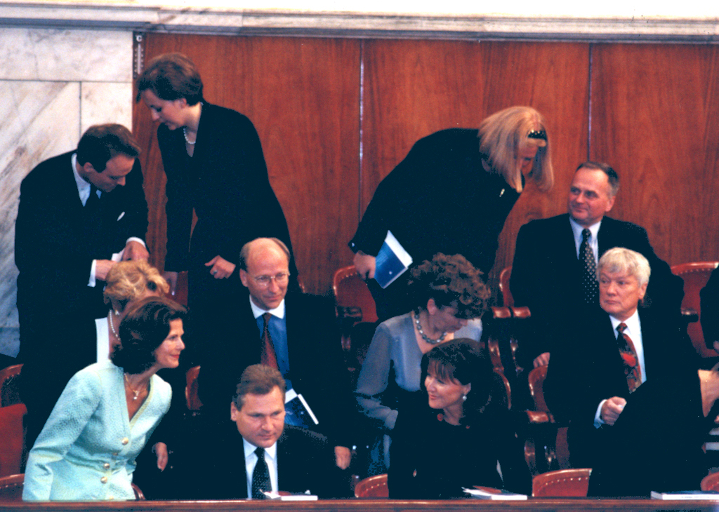 Loża rządowa. I rząd: królowa Sylwia, Aleksander Kwaśniewski, Jolanta Kwaśniewska; II rząd: Ambasador Szwecji - Stefan Noren, Minister Kultury i Sztuki - Joanna Wnuk-Nazarowa, Prezes ZKP - Maciej Małecki;