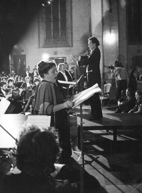 Jadwiga Gadulanka, Wiesław Ochman, Andrzej Hiolski, Antoni Wit podczas wykonania Te Deum Krzysztofa Pendereckiego 21 września 1981, fot. Andrzej Glanda